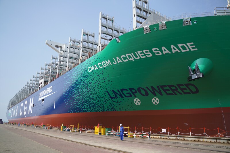 Weltgrößtes LNG-Containerschiff läuft in Hamburg ein