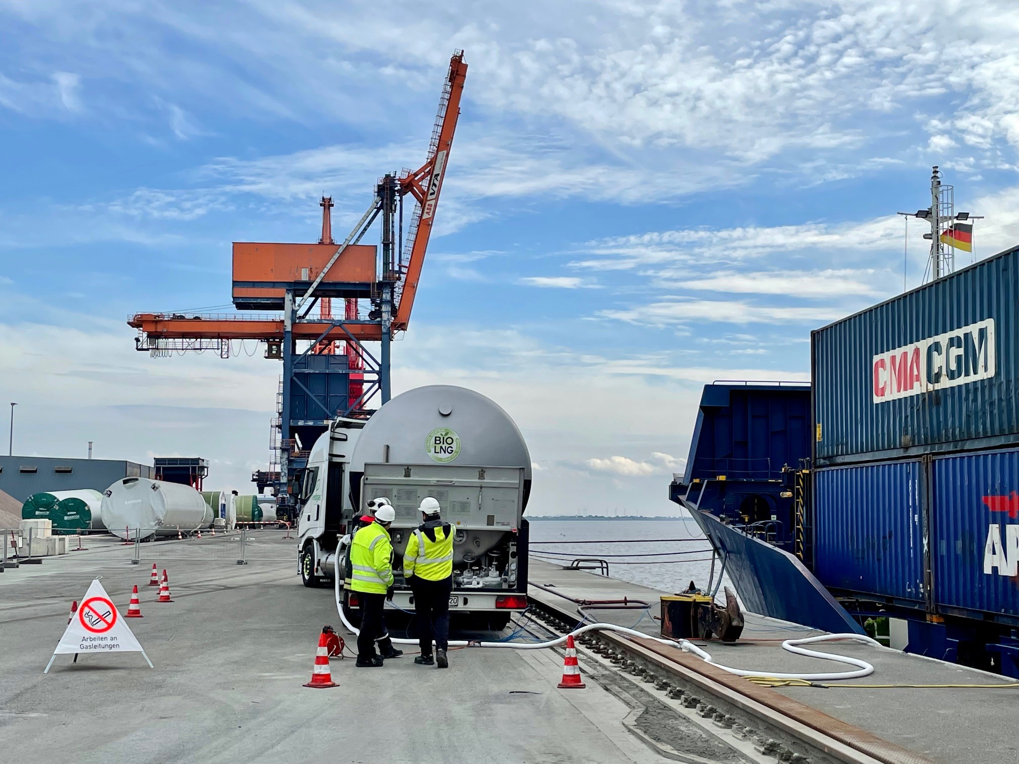 Premiere in Brunsbüttel: Erstes Containerschiff mit klimaneutralem, synthetischen LNG betankt